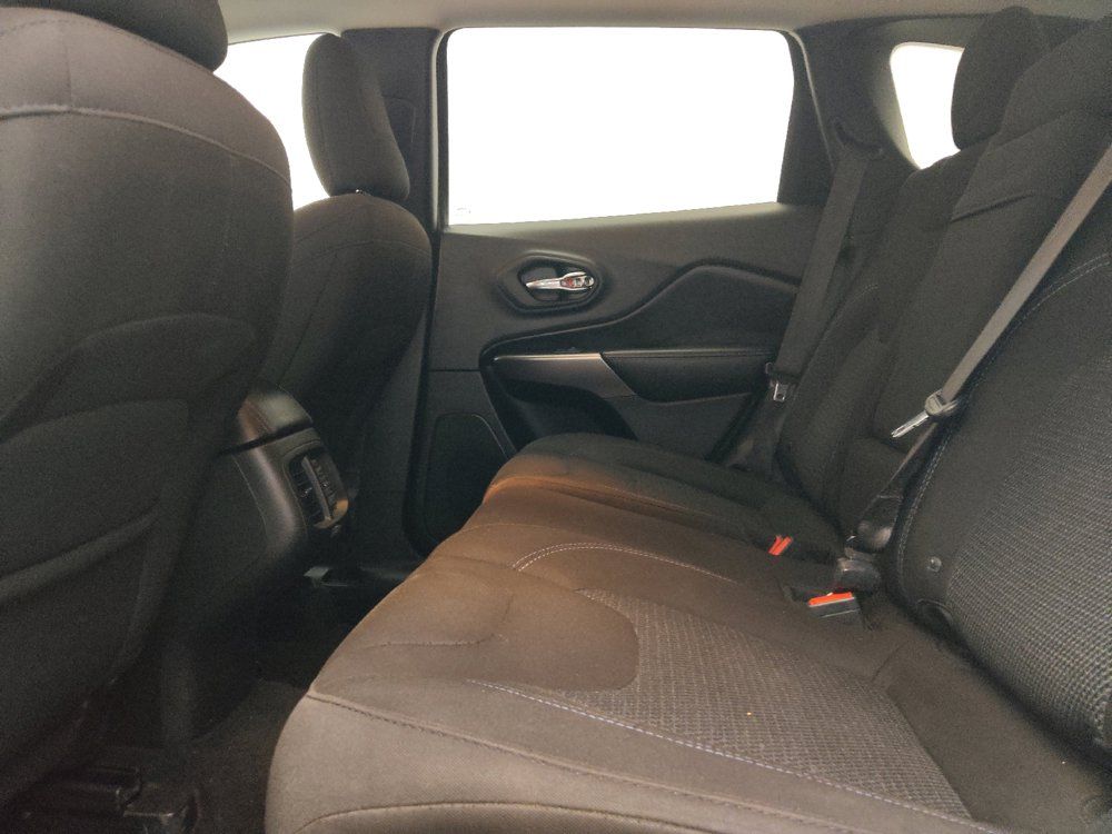 Used 2019 Jeep Cherokee Latitude w/ Popular Appearance Group FWD image 18