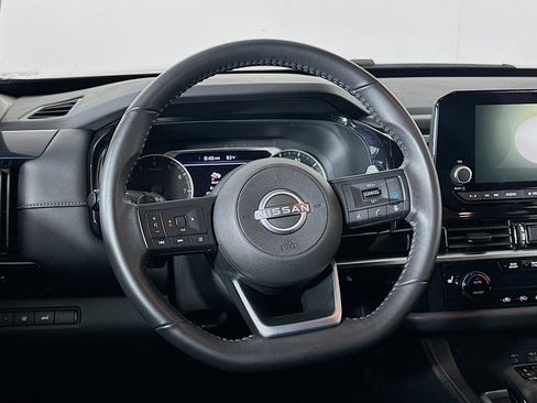 Used 2025 Nissan Pathfinder SV FWD image 18