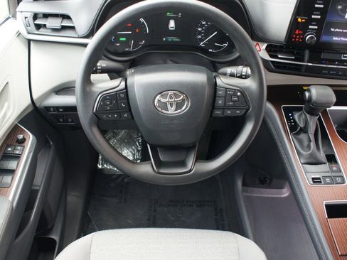 Used 2024 Toyota Sienna LE image 5