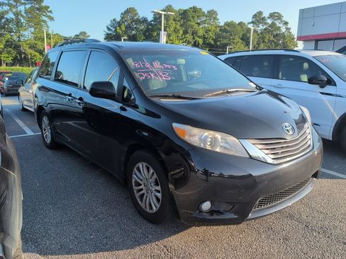 Used 2017 Toyota Sienna XLE w/ XLE Navigation Package FWD image 1