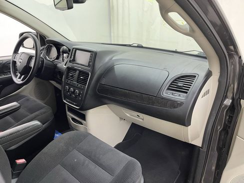 Used 2019 Dodge Grand Caravan SE w/ UConnect Hands-Free Group image 12
