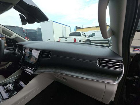 Used 2024 Jeep Wagoneer L Series II RWD image 9