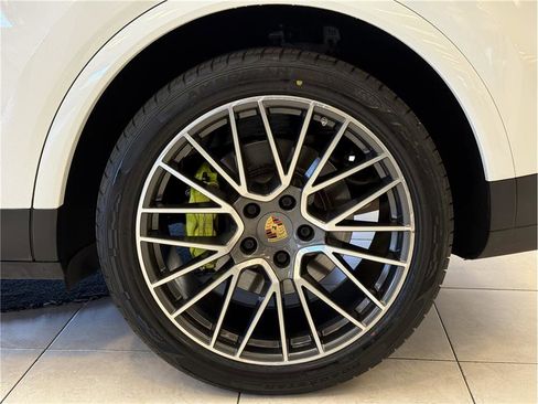 Used 2022 Porsche Cayenne E-Hybrid w/ Premium Plus Package image 7