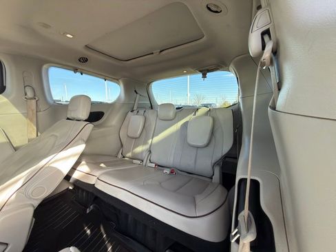 Used 2017 Chrysler Pacifica Limited image 37