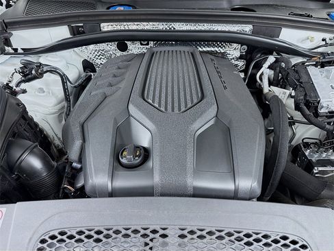 Used 2024 Porsche Macan image 32