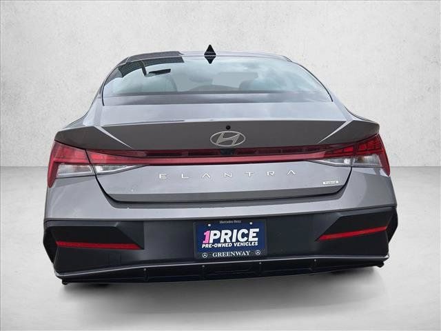 Used 2025 Hyundai Elantra Limited FWD image 6