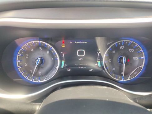 Used 2024 Chrysler Pacifica Touring-L image 17