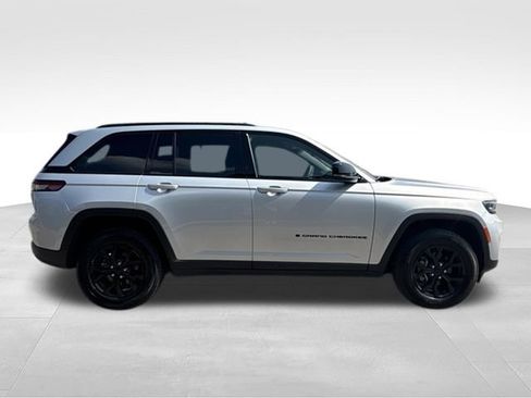 Used 2025 Jeep Grand Cherokee Altitude AWD/4WD image 35