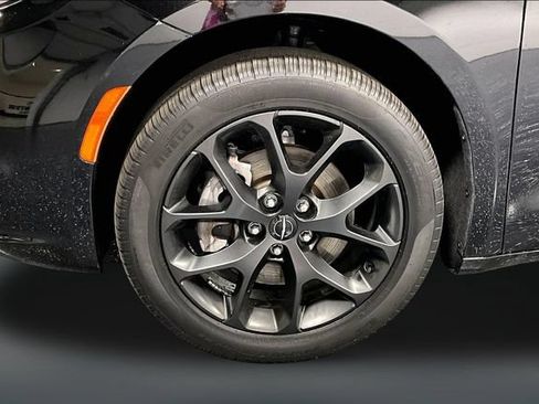 Used 2024 Chrysler Pacifica Limited w/ S Appearance Package AWD/4WD image 30