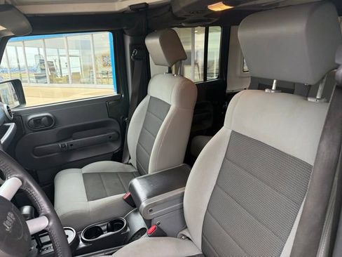 Used 2010 Jeep Wrangler Unlimited Sahara image 17