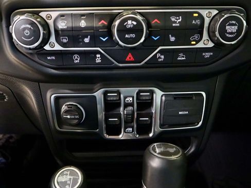 Used 2022 Jeep Wrangler Unlimited Sahara AWD/4WD image 29