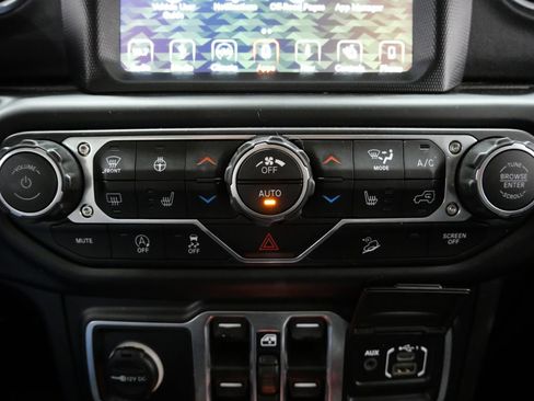 Used 2018 Jeep Wrangler Unlimited Sahara AWD/4WD image 19