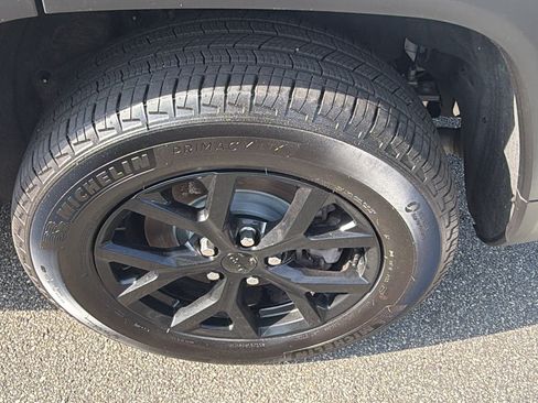 Used 2025 Jeep Grand Cherokee L Altitude AWD/4WD image 12
