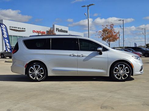 New 2026 Chrysler Pacifica Pinnacle image 7