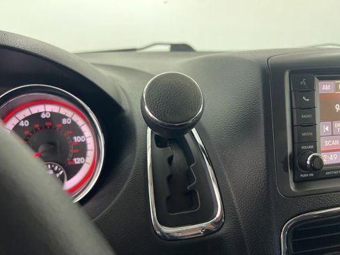 Used 2020 Dodge Grand Caravan SE w/ UConnect Hands-Free Group FWD image 13