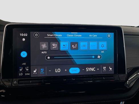 Used 2024 Volkswagen Atlas Cross Sport SE w/ Panoramic Sunroof Package FWD image 16