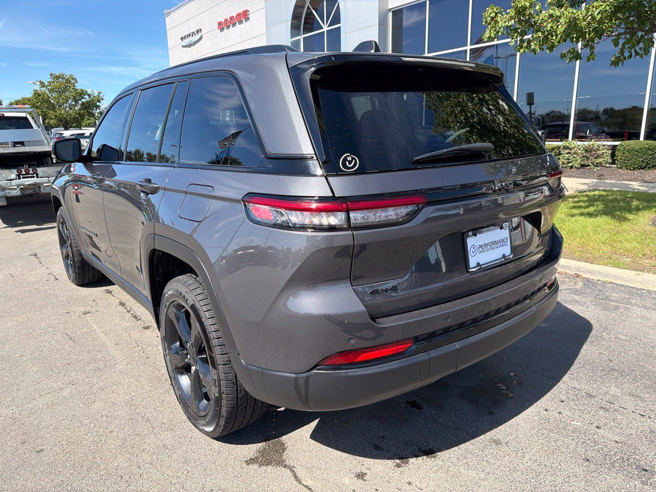 Used 2023 Jeep Grand Cherokee Altitude AWD/4WD image 7