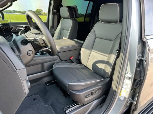 New 2025 Chevrolet Suburban Premier image 11