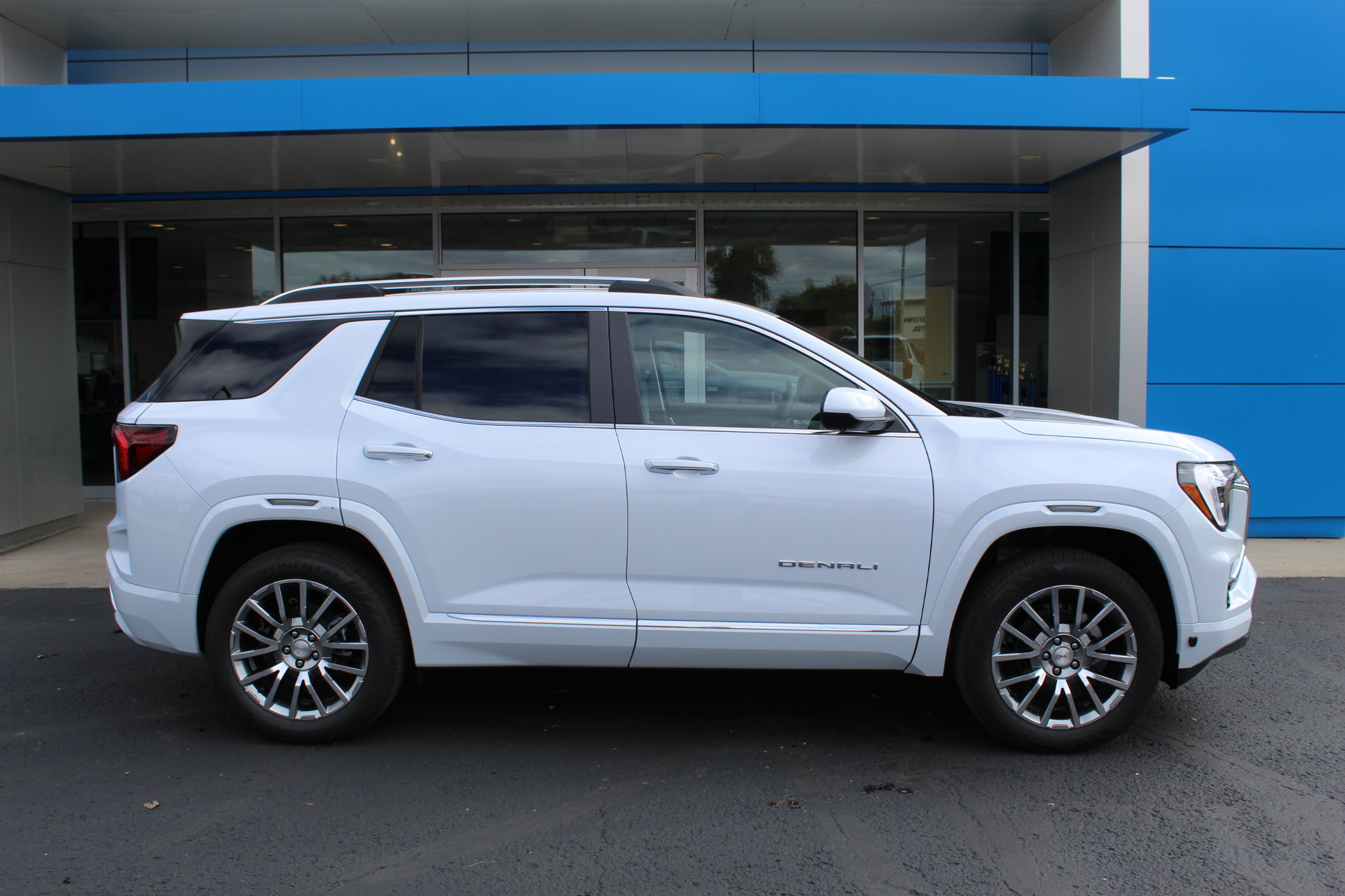 New 2027 GMC Terrain Denali w/ LPO, Floor Liner Package AWD/4WD image 2