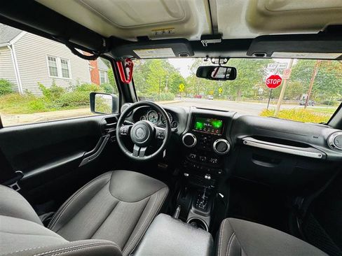 Used 2018 Jeep Wrangler Unlimited Sahara w/ Connectivity Group AWD/4WD image 30