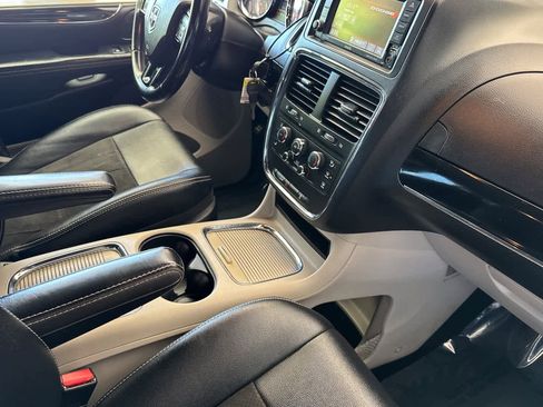 Used 2019 Dodge Grand Caravan SXT FWD image 16