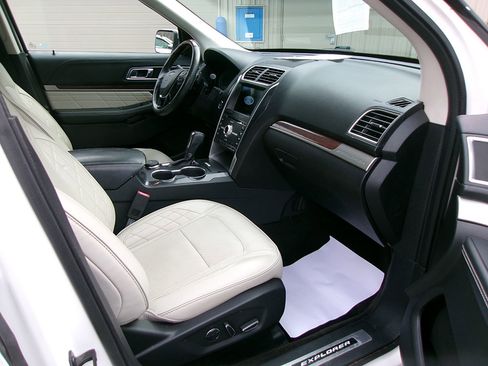 Used 2017 Ford Explorer Platinum image 10