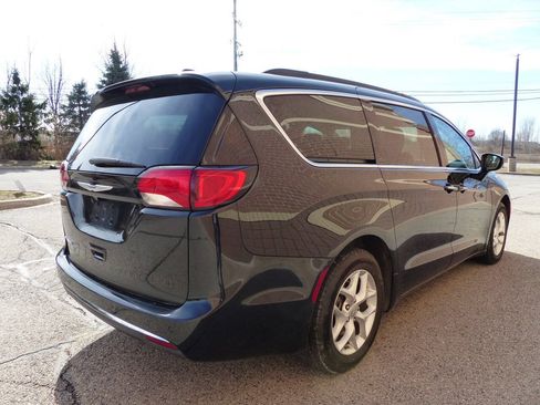 Used 2020 Chrysler Pacifica Touring w/ Tire & Wheel Group FWD image 10