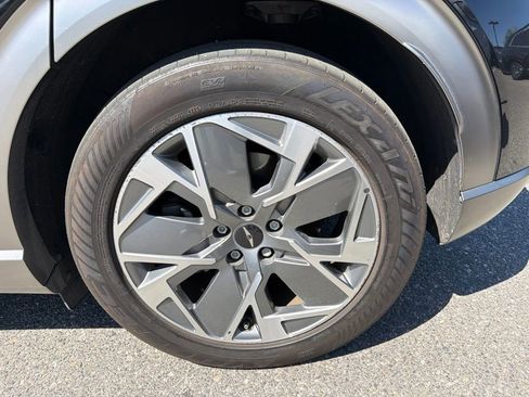 Used 2025 Genesis GV60 RWD image 9
