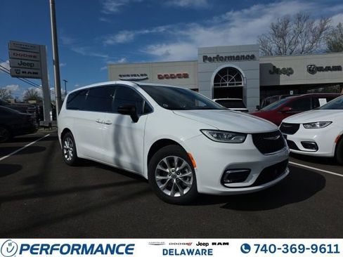 Used 2025 Chrysler Pacifica Select w/ Uconnect Theater Family Group image 1
