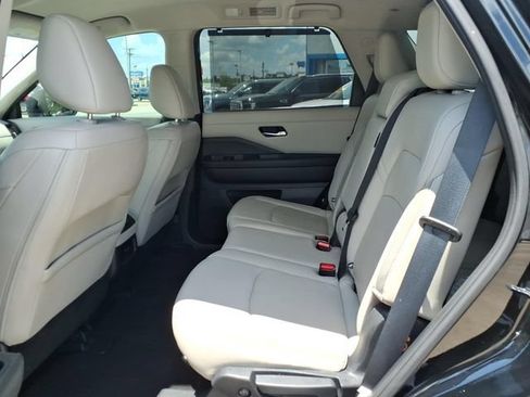 Used 2023 Nissan Pathfinder SL w/ Black Appearance Package FWD image 19
