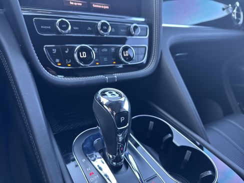 Used 2022 Bentley Bentayga image 17