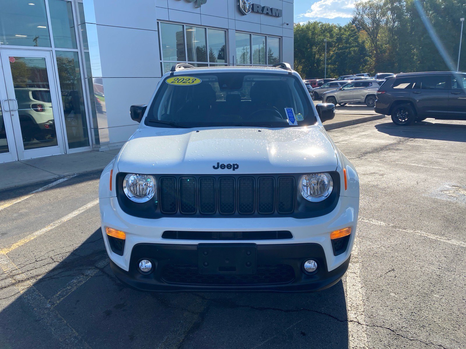 Used 2023 Jeep Renegade Altitude w/ Sun/Sound Group AWD/4WD image 8