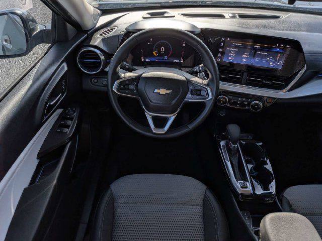 Used 2025 Chevrolet Trax LT w/ Driver Confidence Package FWD image 14