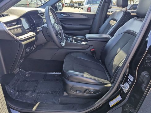 Used 2023 Jeep Grand Cherokee Altitude image 23