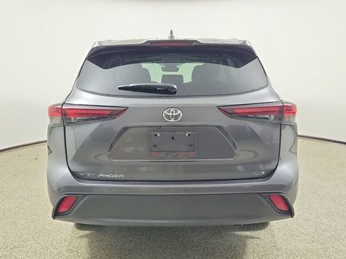 Used 2025 Toyota Highlander XLE FWD image 6