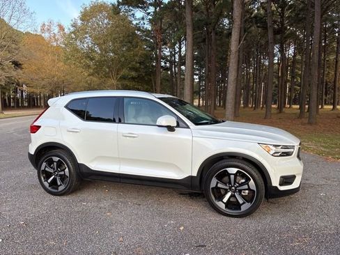 Used 2022 Volvo XC40 T5 Momentum w/ Premium Package image 2