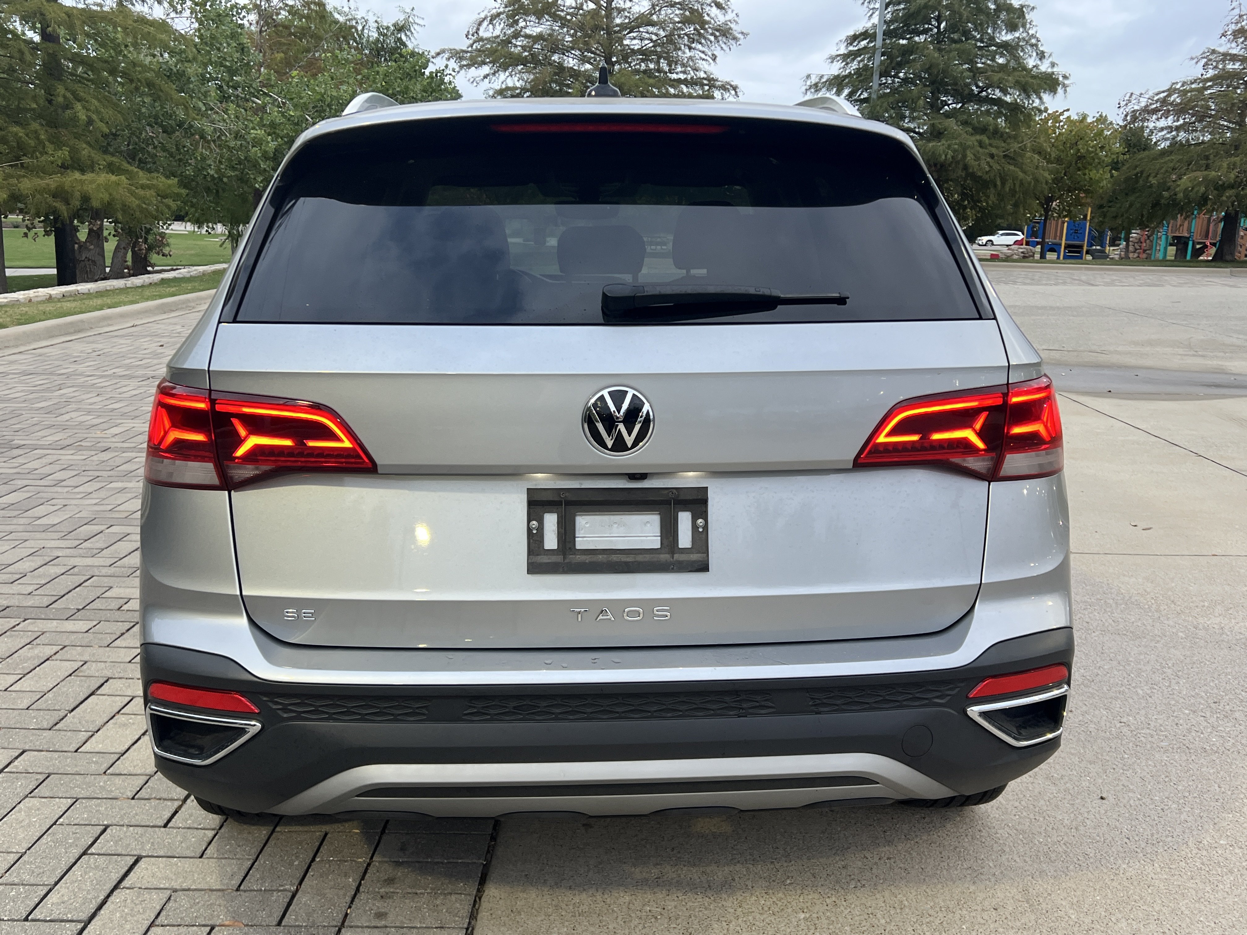Used 2023 Volkswagen Taos SE w/ Panoramic Sunroof Package FWD image 8