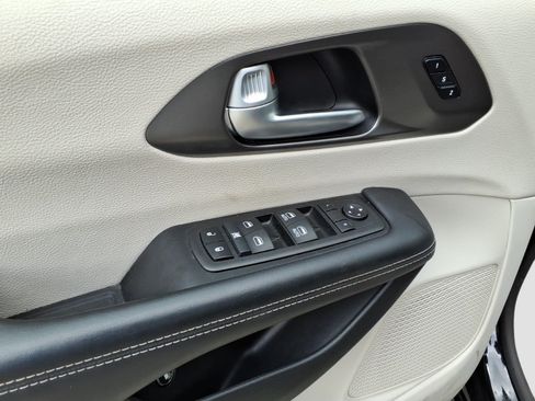 Used 2024 Chrysler Pacifica Limited FWD image 13