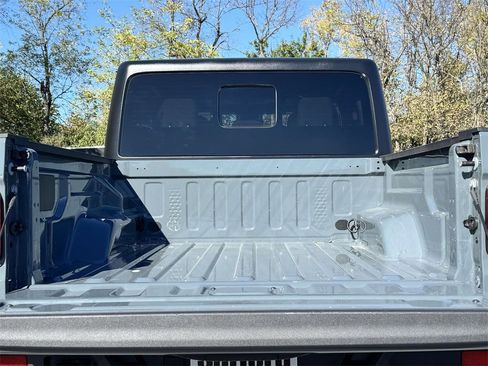 Used 2025 Jeep Gladiator Sport image 29
