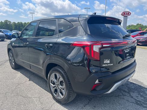 Used 2024 Kia Seltos LX AWD/4WD image 3