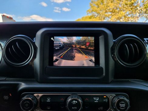 Used 2022 Jeep Gladiator Sport image 22