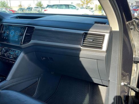 Used 2021 Volkswagen Atlas SEL Premium image 18