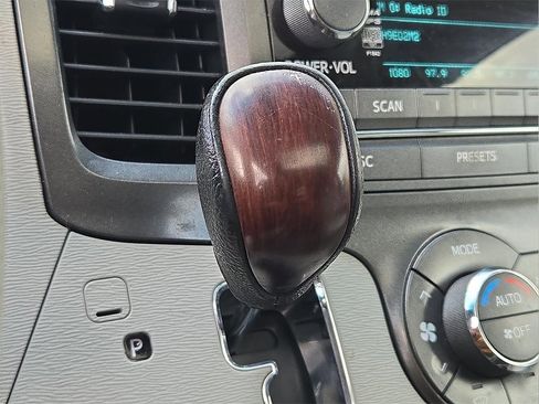 Used 2012 Toyota Sienna XLE image 17