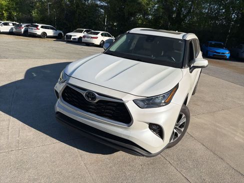 Used 2023 Toyota Highlander XLE AWD/4WD image 3
