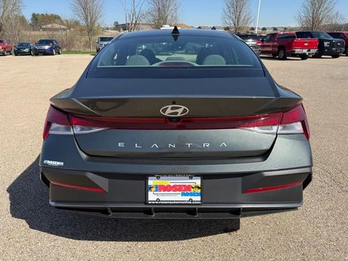 Used 2024 Hyundai Elantra SEL FWD image 7