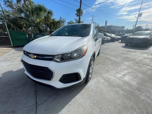 Used 2019 Chevrolet Trax LS FWD image 2