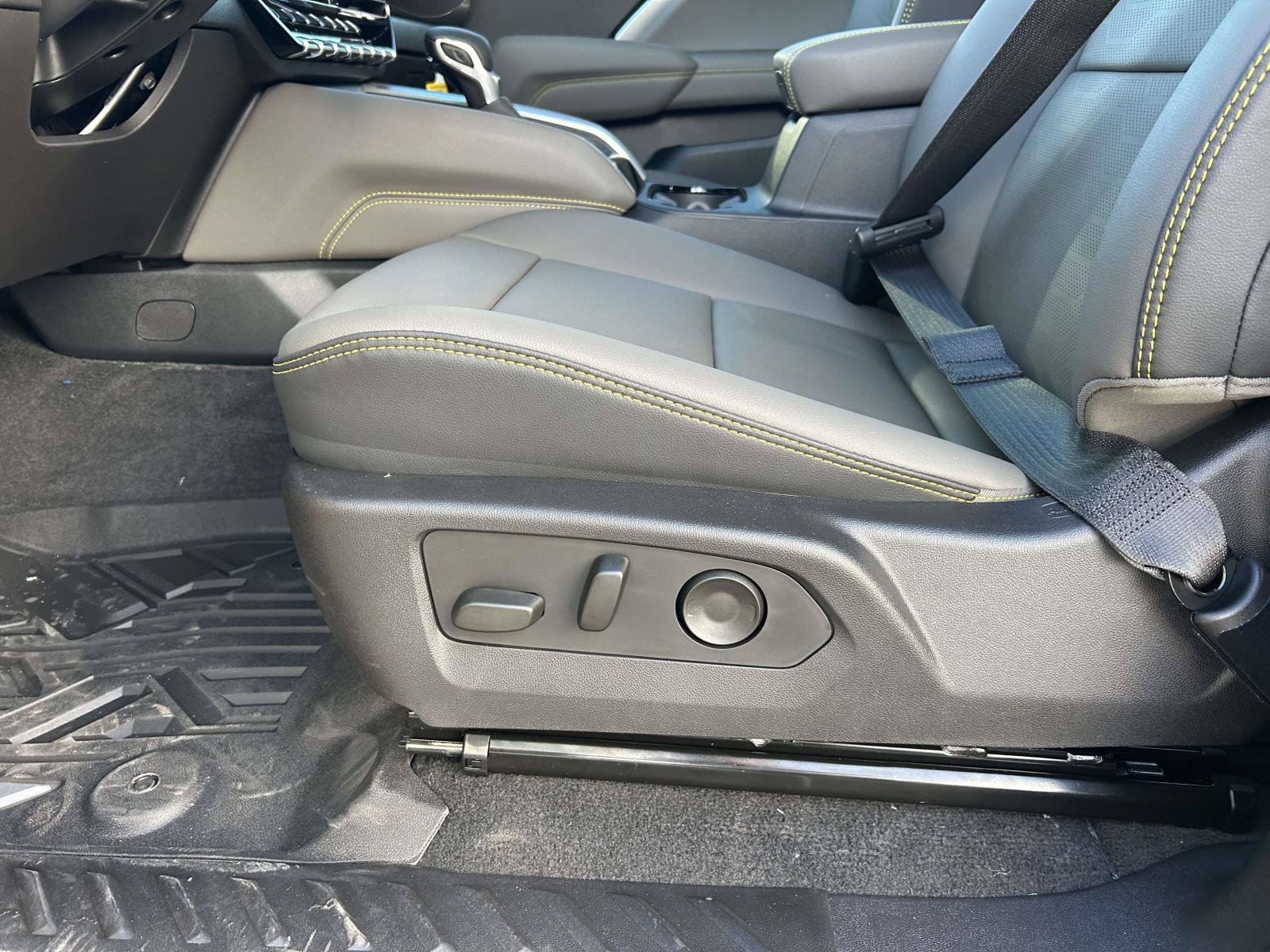 New 2026 Chevrolet Colorado ZR2 w/ Technology Package AWD/4WD image 18