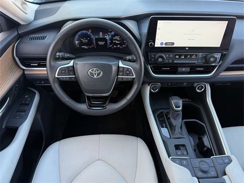 Used 2025 Toyota Grand Highlander AWD image 12