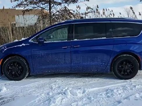 Used 2021 Chrysler Pacifica Touring-L image 5