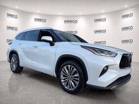 Used 2022 Toyota Highlander Platinum FWD image 1